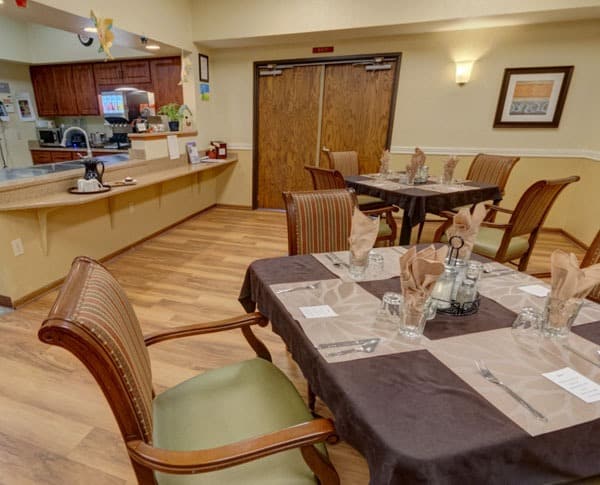 dinning room with kitchen and breakfast bar