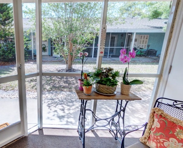 apartment screened in porch